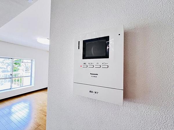 訪問者を確認できるTVモニター付きインターフォンです。