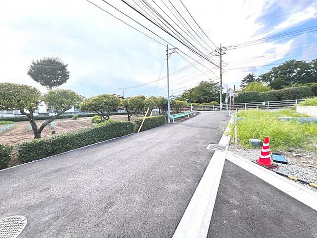 前面道路を含めた現地写真です。