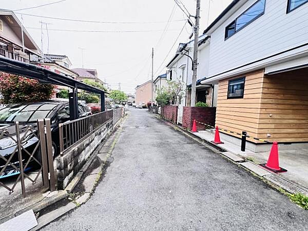 前面道路を含めた現地写真です。