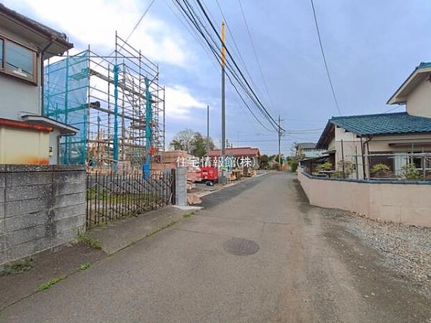 前面道路を含めた現地写真です。