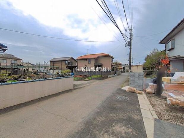 前面道路を含めた現地写真です。