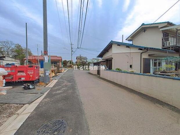 前面道路を含めた現地写真です。