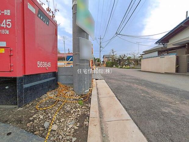 前面道路を含めた現地写真です。
