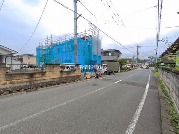 前面道路を含めた現地写真です。