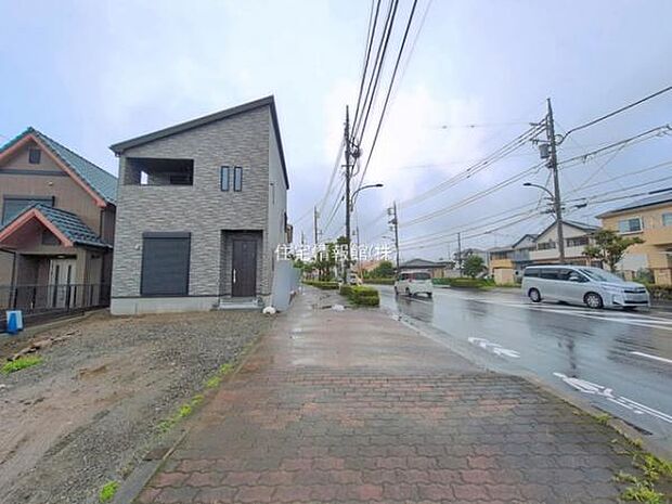 前面道路を含めた現地写真です。
