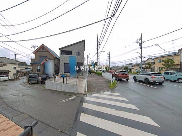 前面道路を含めた現地写真です。