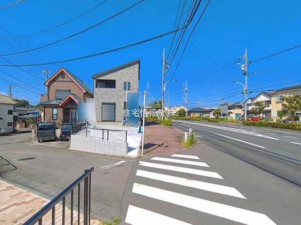 前面道路を含めた現地写真です。