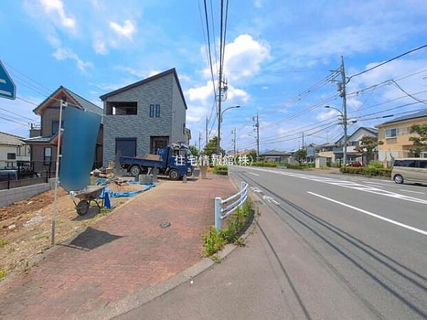 前面道路を含めた現地写真です。