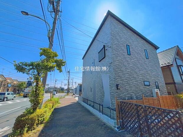 前面道路を含めた現地写真です。