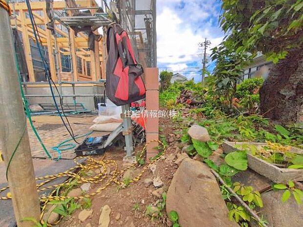 前面道路を含めた現地写真です。