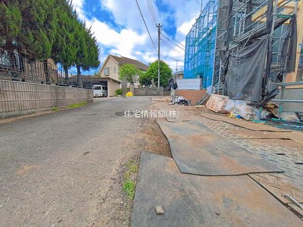 前面道路を含めた現地写真です。