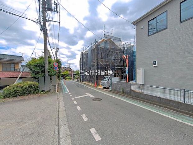 前面道路を含めた現地写真です。