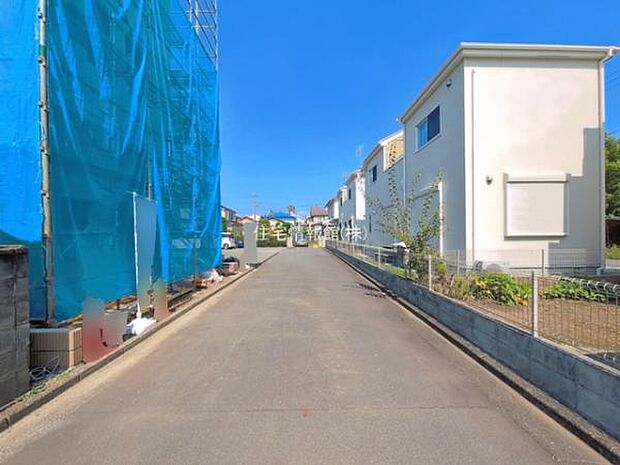 前面道路を含めた現地写真です。