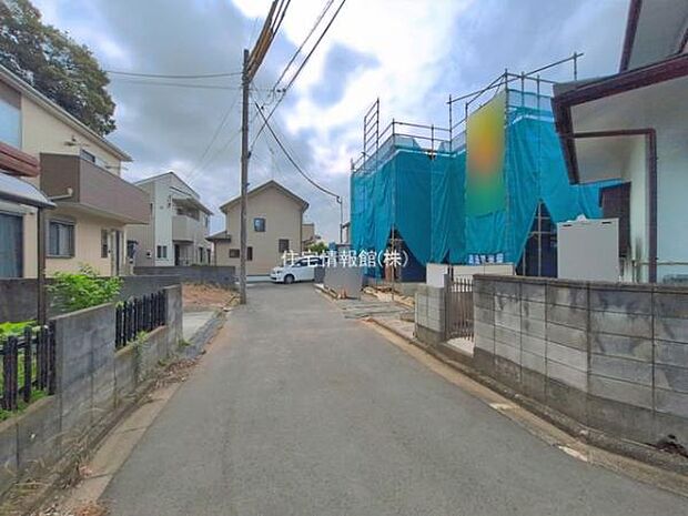 前面道路を含めた現地写真です。