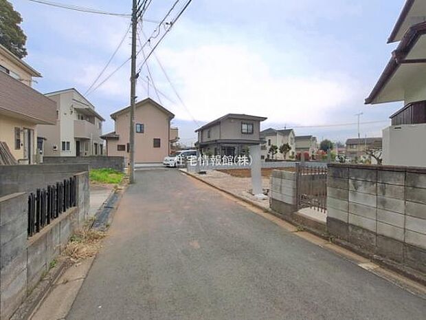 前面道路を含めた現地写真です。