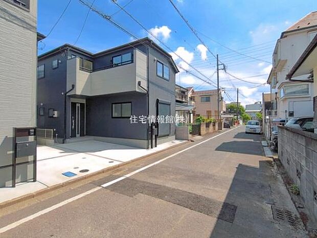 前面道路を含めた現地写真です。