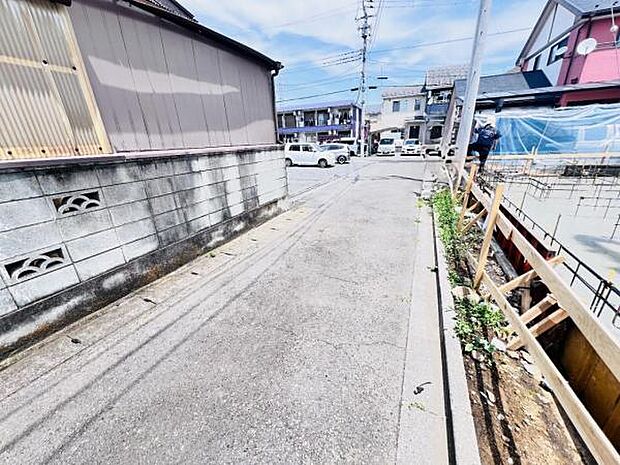 前面道路を含めた現地写真です。