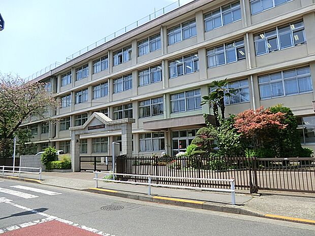 羽村市立小作台小学校まで約210m（徒歩3分）