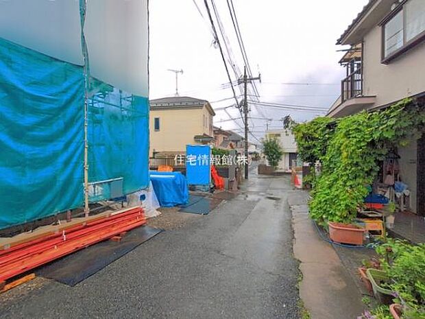 前面道路を含めた現地写真です。