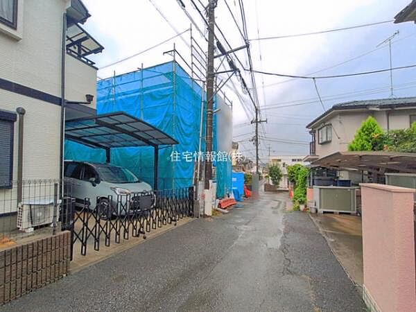 前面道路を含めた現地写真です。