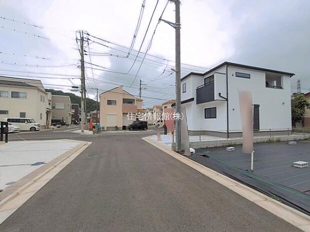前面道路を含めた現地写真です。