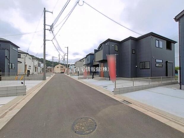 前面道路を含めた現地写真です。