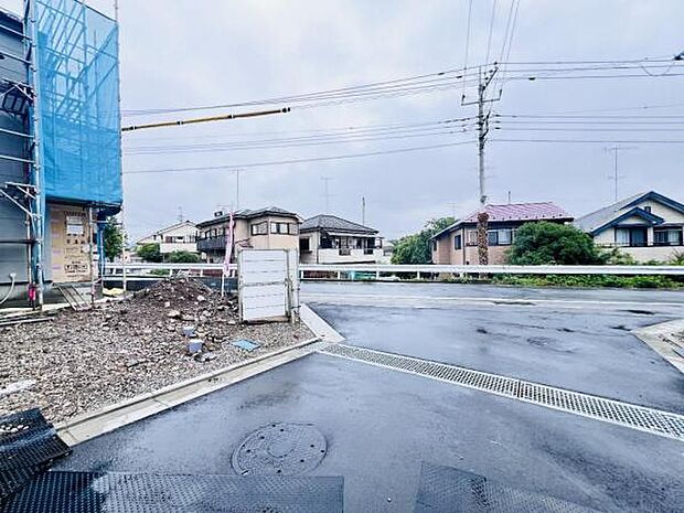 前面道路を含めた現地写真です。