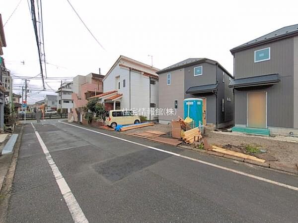 前面道路を含めた現地写真です。