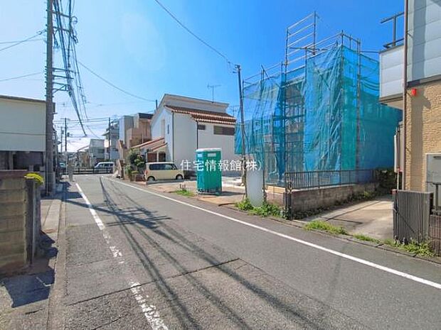 前面道路を含めた現地写真です。