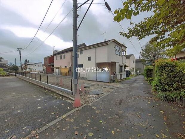 前面道路を含めた現地写真です。