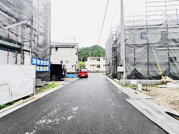 前面道路を含めた現地写真です。