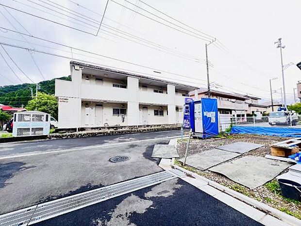 前面道路を含めた現地写真です。