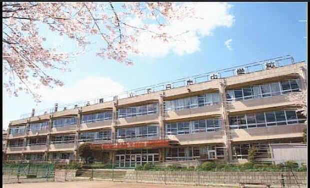 あきる野市立五日市中学校まで約1880m(徒歩24分)