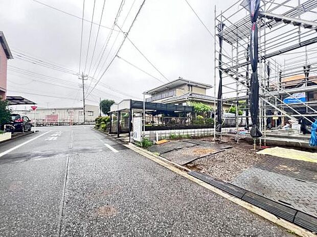前面道路を含めた現地写真です。