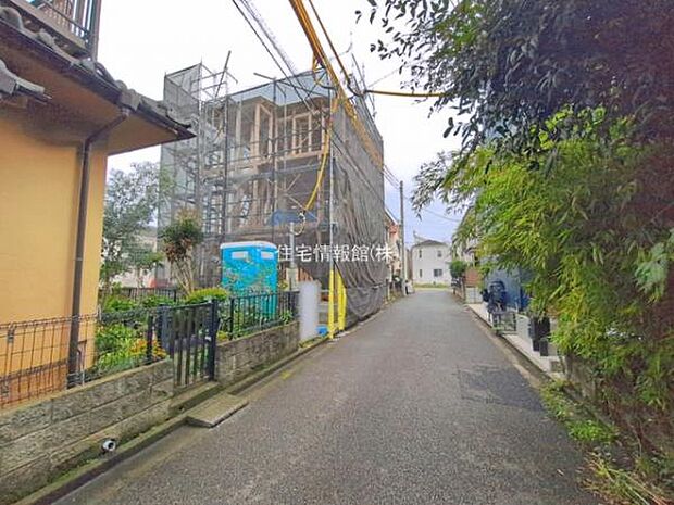 前面道路を含めた現地写真です。