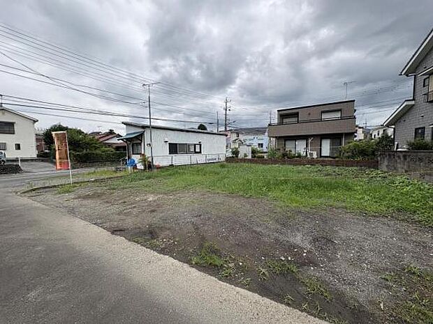 前面道路を含めた現地写真です。