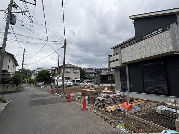 前面道路を含めた現地写真です。