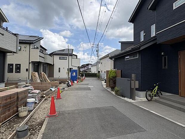 前面道路を含めた現地写真です。
