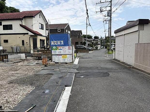 前面道路を含めた現地写真です。