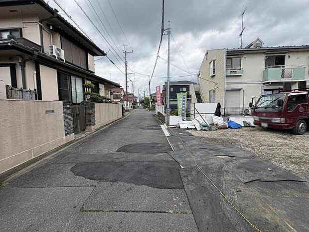 前面道路を含めた現地写真です。