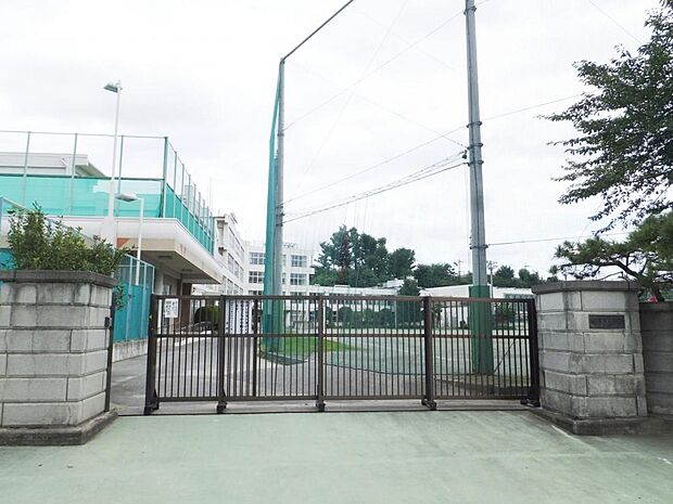 福生市立福生第三中学校まで約750m(徒歩10分)