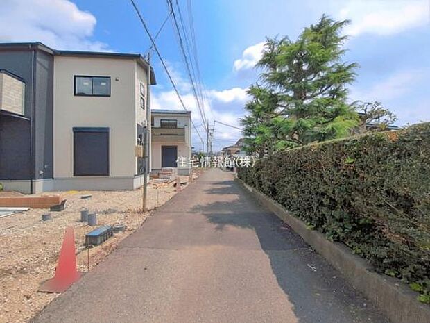 前面道路を含めた現地写真です。