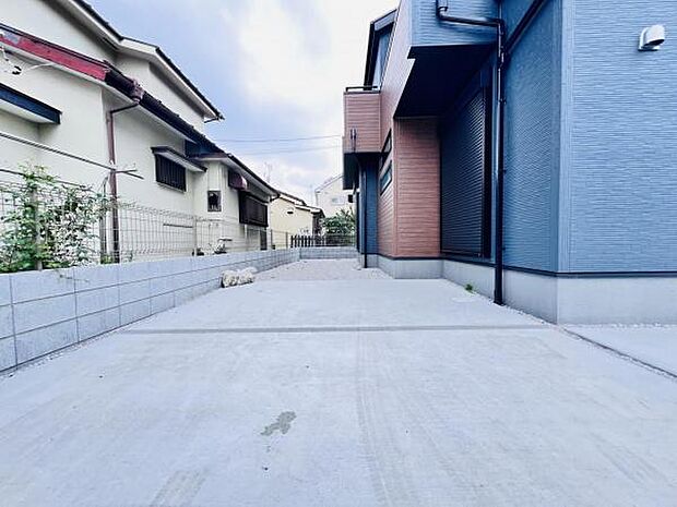 駐車場ももちろん完備しておりますのでお車所有の方にも心強いです。