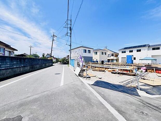 前面道路を含めた現地写真です。