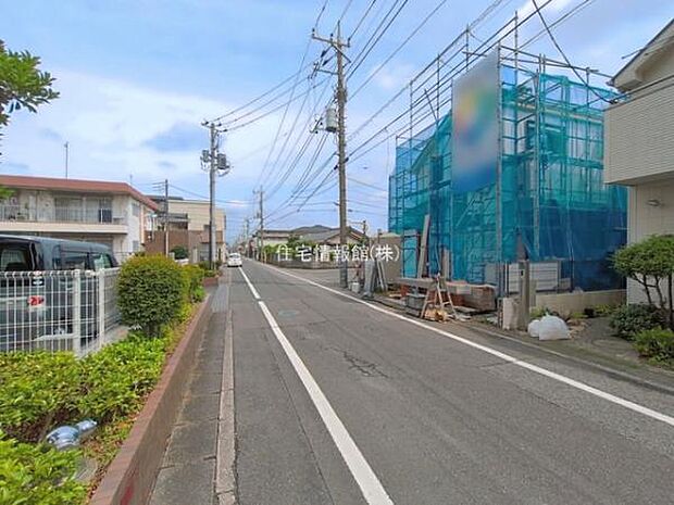 前面道路を含めた現地写真です。
