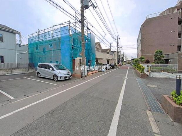 前面道路を含めた現地写真です。