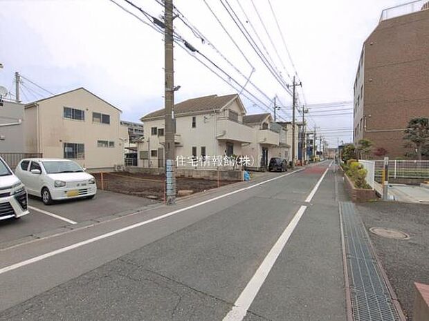 前面道路を含めた現地写真です。