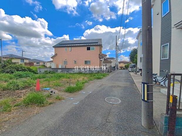 前面道路を含めた現地写真です。