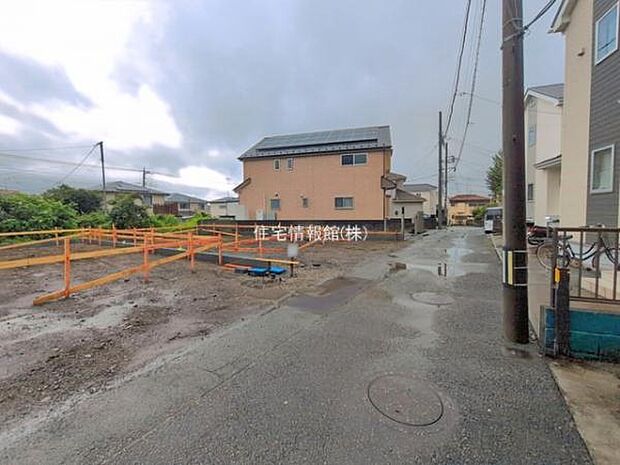 前面道路を含めた現地写真です。