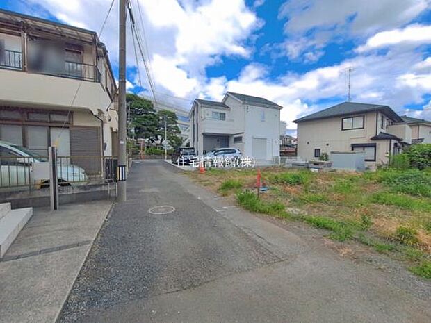前面道路を含めた現地写真です。